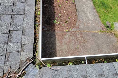 Clear Vancouver clogged gutters in WA near 98682